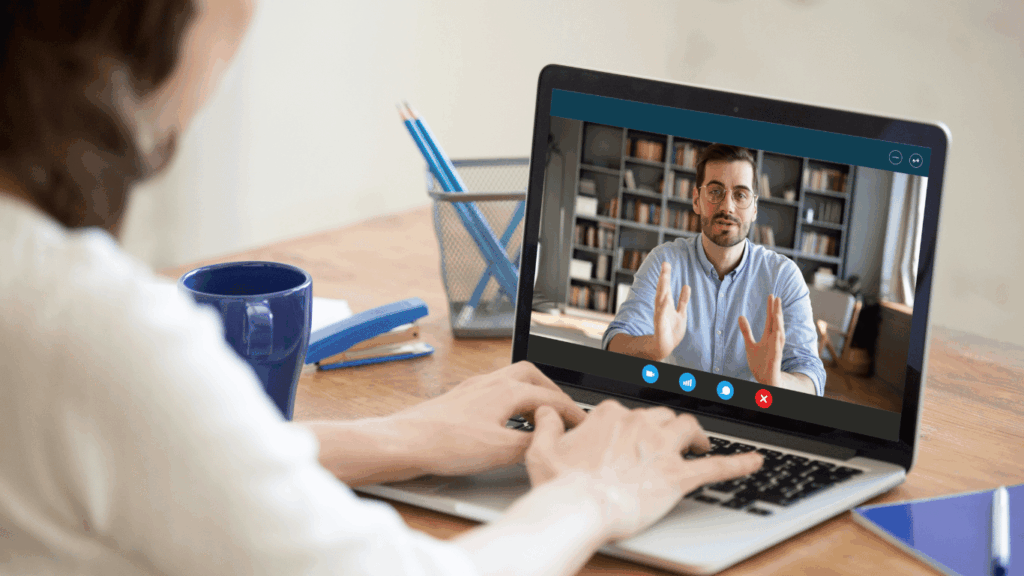 Customer experience agent having a one-on-obe call with a customer, delivering personalized experiences